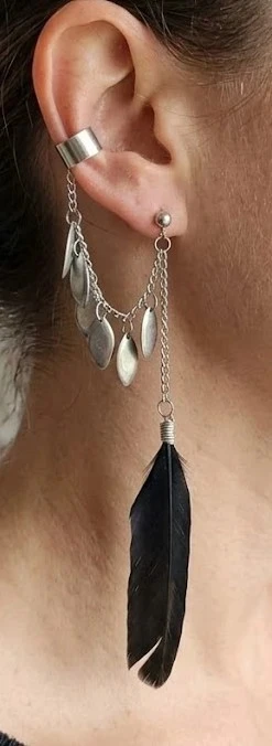 Boucle unique argenté et plume noire neuve